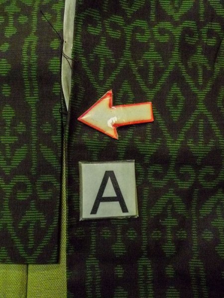 画像14: N0430V  女性用 大島紬  シルク(正絹)   黒, 唐花 【中古】 【USED】 【リサイクル】 ★★★☆☆ (14)