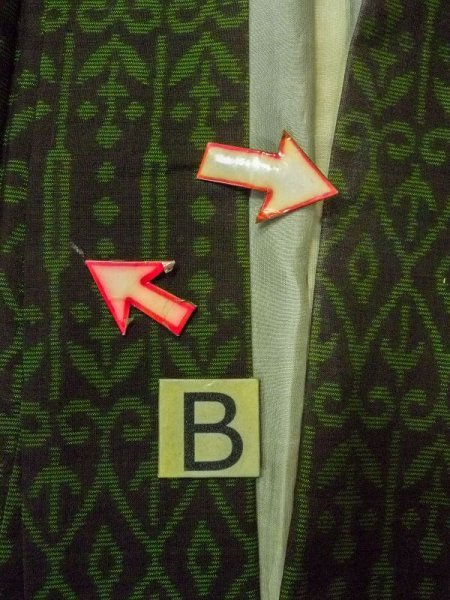 画像15: N0430V  女性用 大島紬  シルク(正絹)   黒, 唐花 【中古】 【USED】 【リサイクル】 ★★★☆☆ (15)