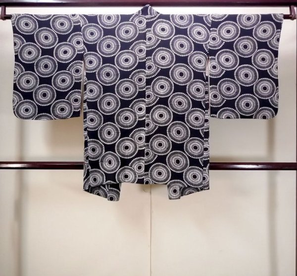 画像2: N0509A  女性用 羽織  シルク（正絹）   黒, 菊 【中古】 【USED】 【リサイクル】 ★★☆☆☆ (2)