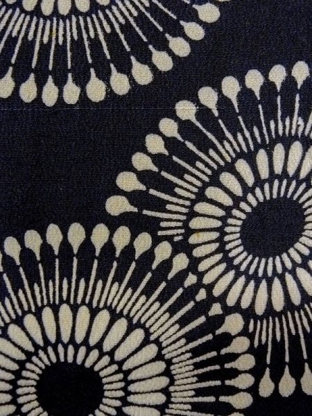 画像7: N0509A  女性用 羽織  シルク（正絹）   黒, 菊 【中古】 【USED】 【リサイクル】 ★★☆☆☆ (7)