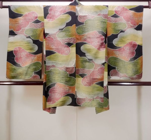 画像2: N0509C  女性用 羽織  シルク（正絹）   黒, 松/松葉 【中古】 【USED】 【リサイクル】 ★★☆☆☆ (2)