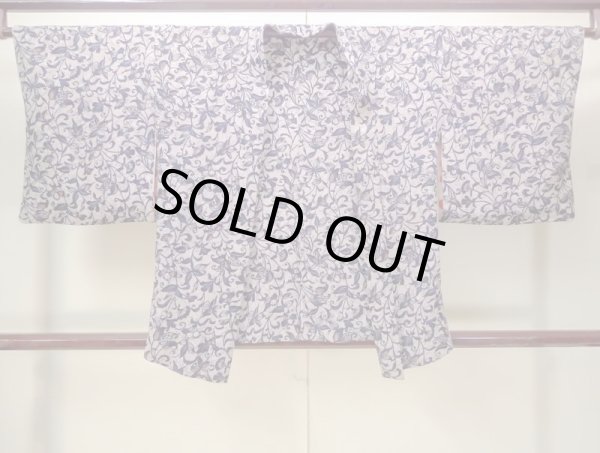 画像1: N0529J  女性用 羽織  シルク（正絹）  灰色がかった ベージュ, 唐花 【中古】 【USED】 【リサイクル】 ★★☆☆☆ (1)