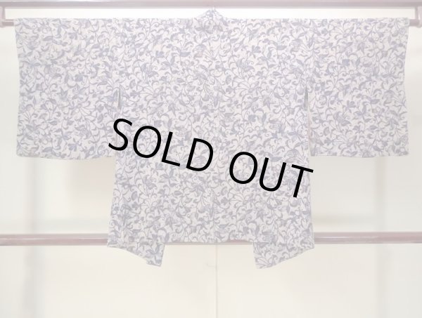 画像2: N0529J  女性用 羽織  シルク(正絹)  灰色がかった ベージュ, 唐花 【中古】 【USED】 【リサイクル】 ★★☆☆☆ (2)