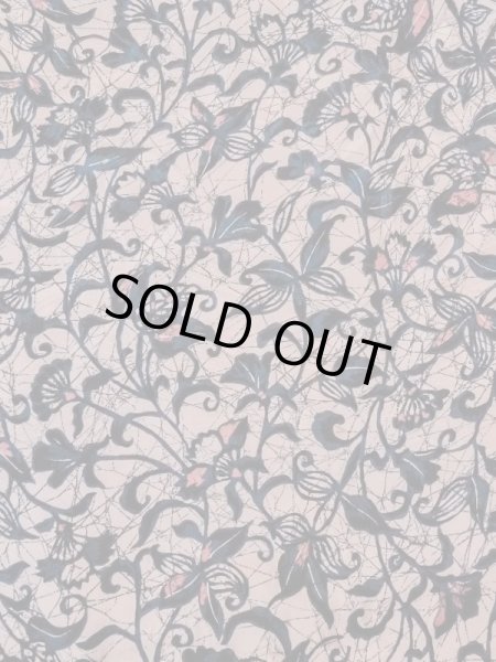 画像3: N0529J  女性用 羽織  シルク(正絹)  灰色がかった ベージュ, 唐花 【中古】 【USED】 【リサイクル】 ★★☆☆☆ (3)