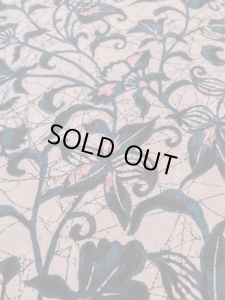 画像9: N0529J  女性用 羽織  シルク(正絹)  灰色がかった ベージュ, 唐花 【中古】 【USED】 【リサイクル】 ★★☆☆☆ (9)