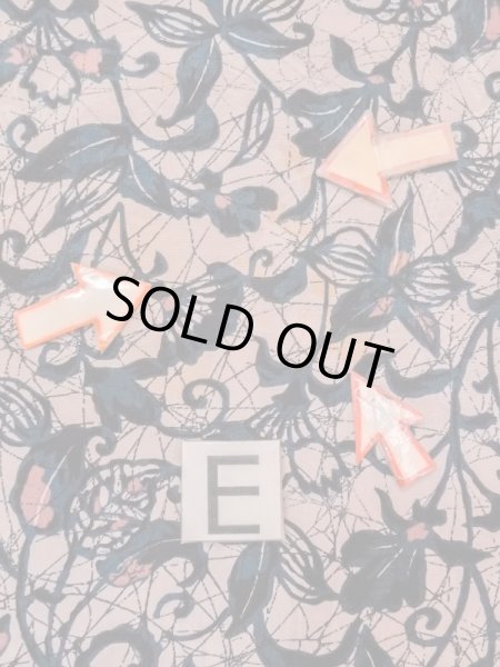 画像18: N0529J  女性用 羽織  シルク(正絹)  灰色がかった ベージュ, 唐花 【中古】 【USED】 【リサイクル】 ★★☆☆☆ (18)