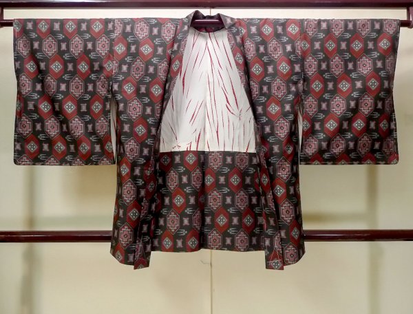 画像1: N0529P Mint  女性用 大島紬  シルク（正絹）   黒, 菱 【中古】 【USED】 【リサイクル】 ★★★★☆ (1)