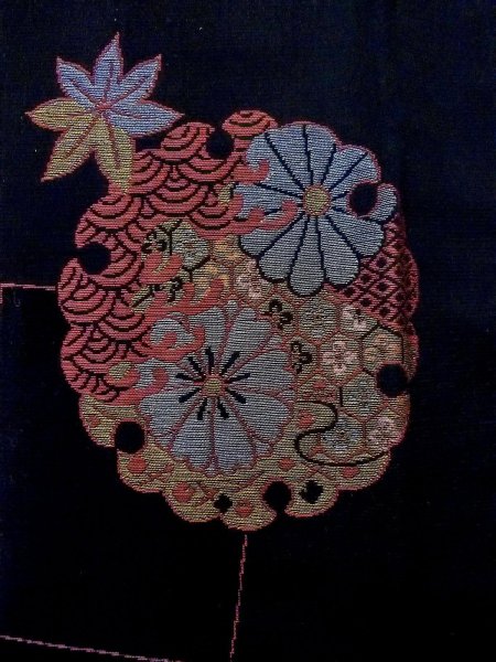 画像7: N0530C  女性用 道行  シルク（正絹）   黒, 菊 【中古】 【USED】 【リサイクル】 ★★☆☆☆ (7)