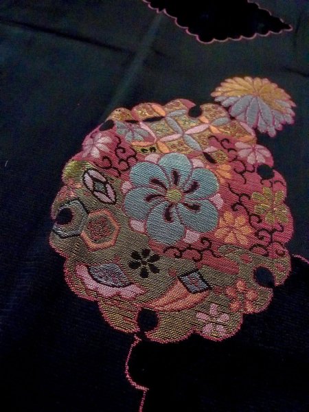 画像8: N0530C  女性用 道行  シルク（正絹）   黒, 菊 【中古】 【USED】 【リサイクル】 ★★☆☆☆ (8)