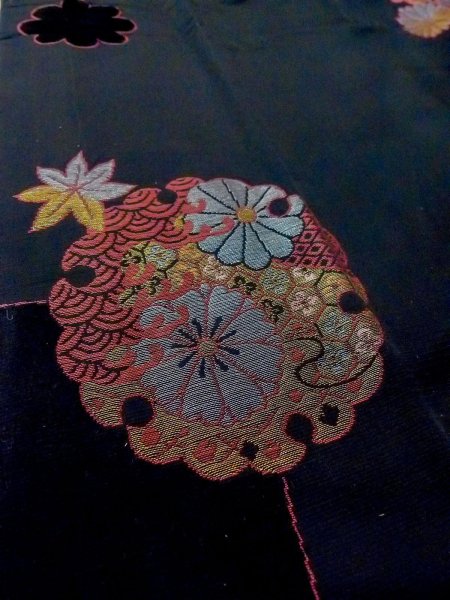 画像9: N0530C  女性用 道行  シルク（正絹）   黒, 菊 【中古】 【USED】 【リサイクル】 ★★☆☆☆ (9)