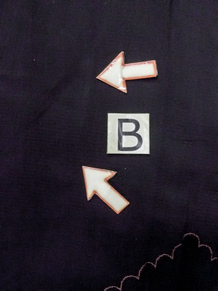 画像15: N0530C  女性用 道行  シルク（正絹）   黒, 菊 【中古】 【USED】 【リサイクル】 ★★☆☆☆ (15)