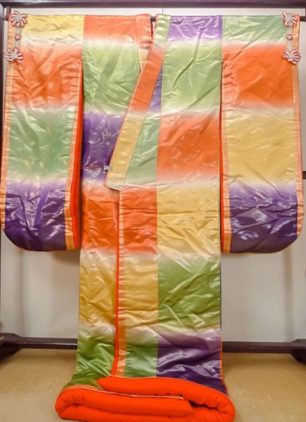 画像3: N0605B  女性用 打掛  シルク(正絹)  光沢のある マルチカラー, ぼかし 【中古】 【USED】 【リサイクル】 ★★★☆☆ (3)