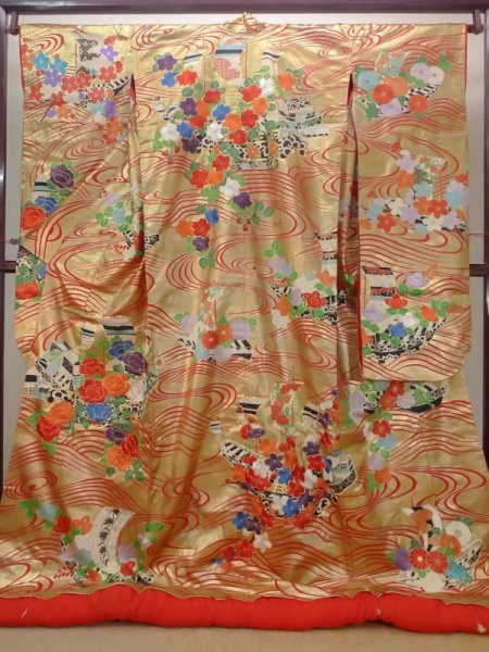 画像2: N0605E  女性用 打掛  シルク(正絹)   金色, 桜 【中古】 【USED】 【リサイクル】 ★☆☆☆☆ (2)