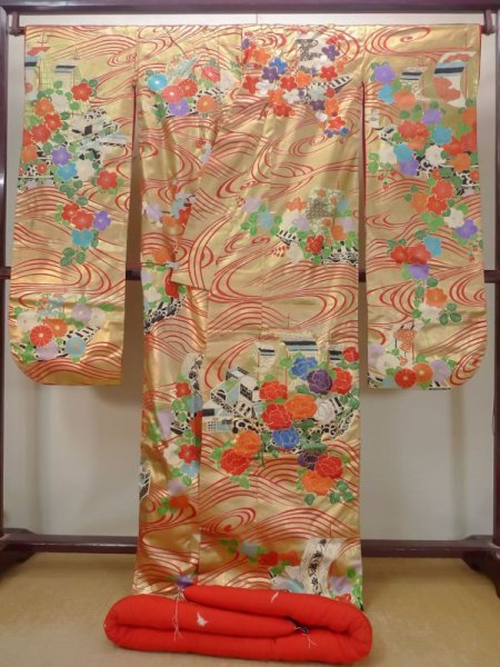 画像3: N0605E  女性用 打掛  シルク(正絹)   金色, 桜 【中古】 【USED】 【リサイクル】 ★☆☆☆☆ (3)