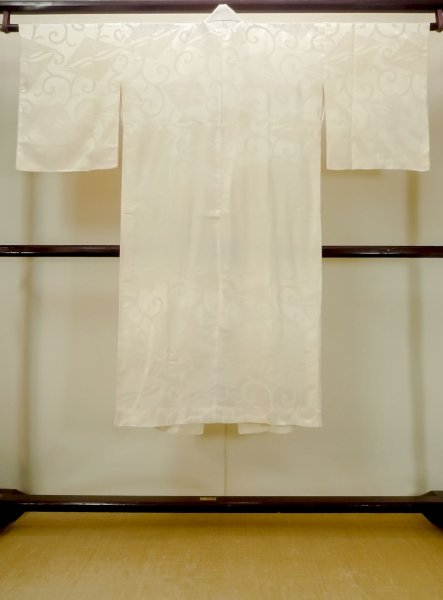 画像2: N0612C  女性用 襦袢  シルク(正絹)  光沢のある アイボリー, 唐草 【中古】 【USED】 【リサイクル】 ★☆☆☆☆ (2)