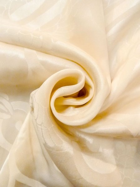 画像12: N0612C  女性用 襦袢  シルク(正絹)  光沢のある アイボリー, 唐草 【中古】 【USED】 【リサイクル】 ★☆☆☆☆ (12)