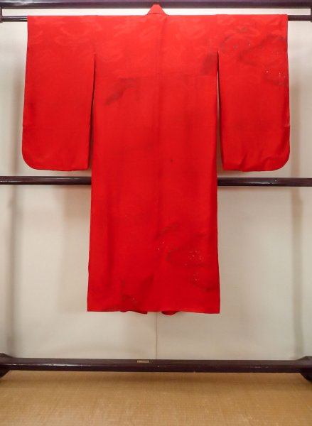 画像2: N0629B  女性用 女の子 子供用、半衿付き シルク(正絹)   赤色, 松/松葉 【中古】 【USED】 【リサイクル】 ★★☆☆☆ (2)