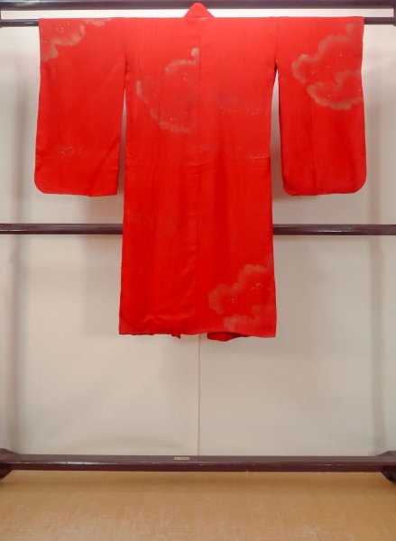 画像2: N0629C  女性用 女の子  シルク(正絹)   赤色, 雲 【中古】 【USED】 【リサイクル】 ★★☆☆☆ (2)