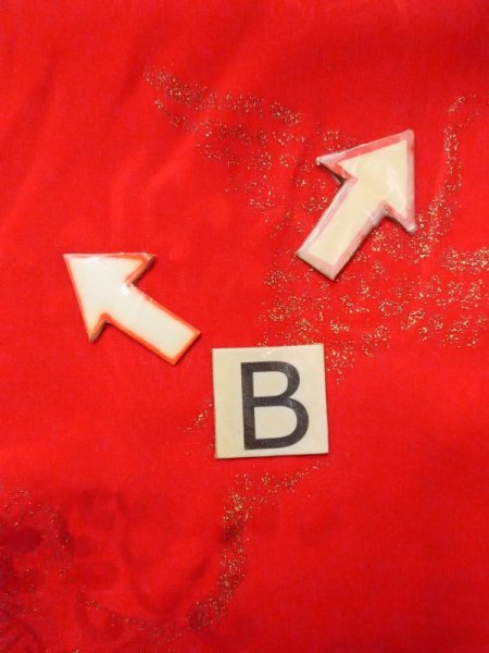 画像16: N0629F  女性用 女の子 半衿付き、地紋:タッセル、扇、亀甲 シルク(正絹)   赤色, 鶴 【中古】 【USED】 【リサイクル】 ★★★☆☆ (16)