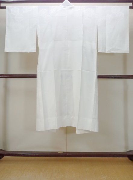 画像2: N0629W  女性用 襦袢 地紋：もみじ、松、笹、亀甲、かのこ 化繊   白,  【中古】 【USED】 【リサイクル】 ★★★☆☆ (2)