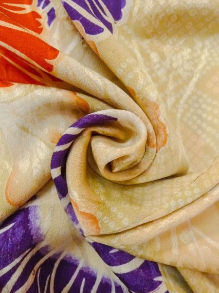 画像12: N0629Z  女性用 襦袢 裏地：多少染み、表地：汚れ/染み シルク（正絹）  緑み ベージュ, 花 【中古】 【USED】 【リサイクル】 ★☆☆☆☆ (12)