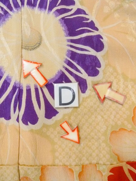 画像17: N0629Z  女性用 襦袢 裏地：多少染み、表地：汚れ/染み シルク（正絹）  緑み ベージュ, 花 【中古】 【USED】 【リサイクル】 ★☆☆☆☆ (17)