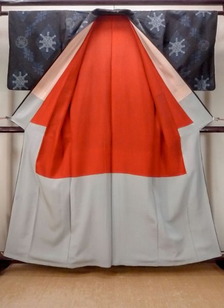 画像2: N0717O  女性用 紬  シルク(正絹)  淡い 黒, 花 【中古】 【USED】 【リサイクル】 ★★★☆☆ (2)