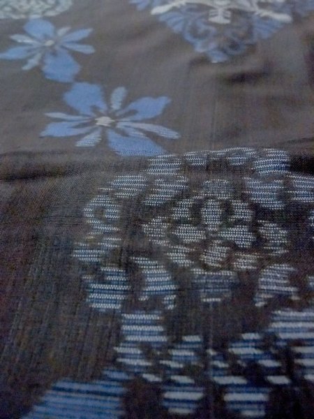 画像10: N0717O  女性用 紬  シルク(正絹)  淡い 黒, 花 【中古】 【USED】 【リサイクル】 ★★★☆☆ (10)