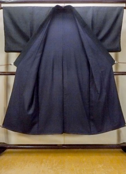 画像2: N0717W  男性用着物  シルク(正絹)  青み 黒, チェック柄 【中古】 【USED】 【リサイクル】 ★☆☆☆☆ (2)