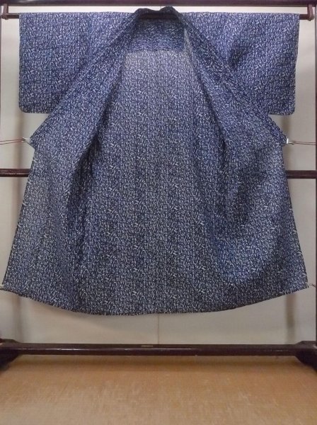 画像2: N0731N  浴衣（日本製）  綿  深い 藍, 抽象的模様 【中古】 【USED】 【リサイクル】 ★★☆☆☆ (2)