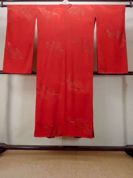 画像2: N0814W  女性用 子供用 長襦袢、他ダメージ シルク(正絹)   赤色, 花 【中古】 【USED】 【リサイクル】 ★☆☆☆☆ (2)