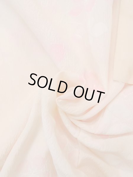 画像11: N0815B  女性用 襦袢 菊柄の地紋の半衿付き 化繊  淡い 珊瑚色, 花 【中古】 【USED】 【リサイクル】 ★★☆☆☆ (11)