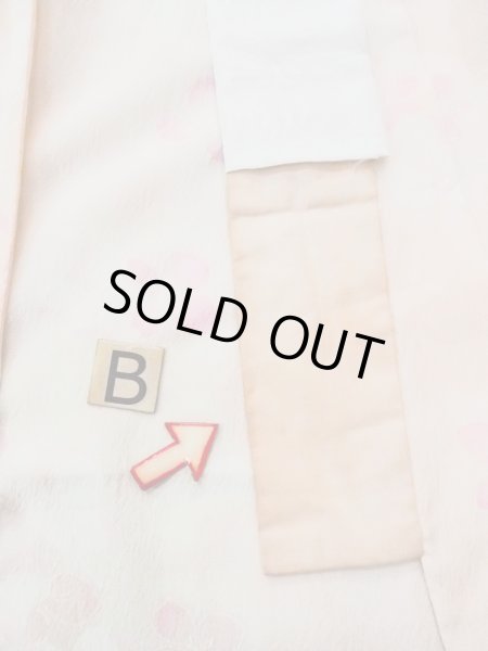 画像16: N0815B  女性用 襦袢 菊柄の地紋の半衿付き 化繊  淡い 珊瑚色, 花 【中古】 【USED】 【リサイクル】 ★★☆☆☆ (16)