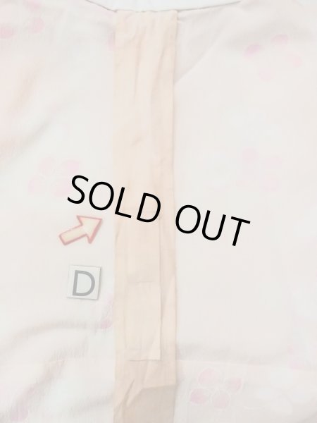 画像18: N0815B  女性用 襦袢 菊柄の地紋の半衿付き 化繊  淡い 珊瑚色, 花 【中古】 【USED】 【リサイクル】 ★★☆☆☆ (18)