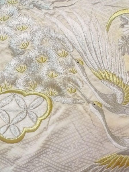 画像8: N0827B  女性用 打掛  シルク（正絹）   オフ　ホワイト, 菊 【中古】 【USED】 【リサイクル】 ★★☆☆☆ (8)