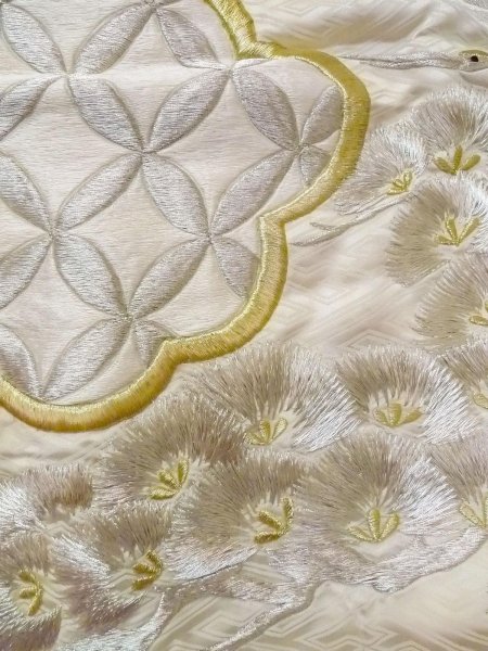 画像14: N0827B  女性用 打掛  シルク（正絹）   オフ　ホワイト, 菊 【中古】 【USED】 【リサイクル】 ★★☆☆☆ (14)