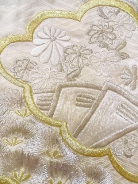 画像18: N0827B  女性用 打掛  シルク（正絹）   オフ　ホワイト, 菊 【中古】 【USED】 【リサイクル】 ★★☆☆☆ (18)