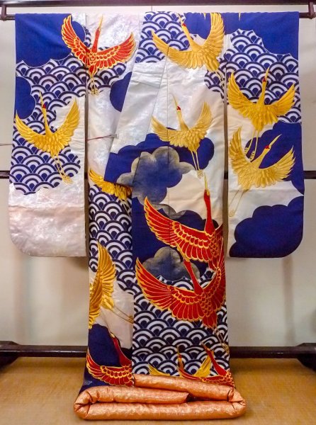 画像2: N0827H  女性用 打掛  シルク（正絹）  深い 青, 鶴 【中古】 【USED】 【リサイクル】 ★★☆☆☆ (2)