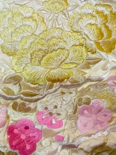 画像9: N0827I  女性用 打掛  シルク（正絹）  光沢のある オフ　ホワイト, 梅 【中古】 【USED】 【リサイクル】 ★★☆☆☆ (9)