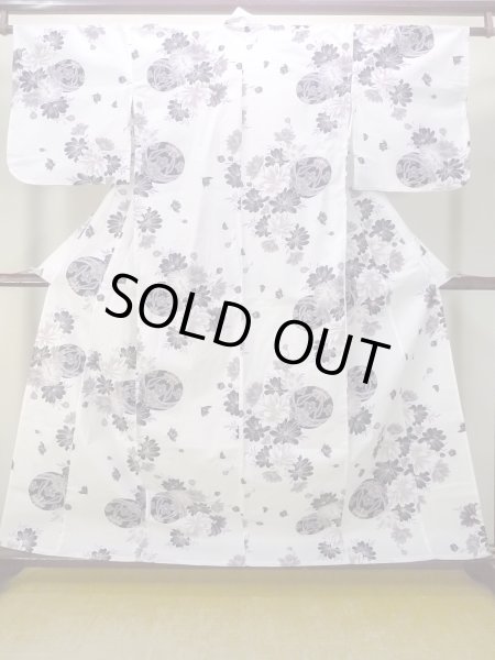 画像1: N0906N  女性用 浴衣（海外製） 毬 綿   白, 花 【中古】 【USED】 【リサイクル】 ★★★☆☆ (1)