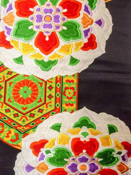 画像4: N0913D 袋帯 女性用着物 シルク(正絹)  鮮やか 黒 花 【中古】 【USED】 【リサイクル】 ★★★☆☆ (4)