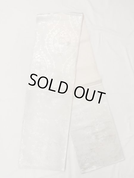 画像1: N0913V 袋帯 女性用着物 シルク（正絹）  光沢のある 銀色 唐花 【中古】 【USED】 【リサイクル】 ★★☆☆☆ (1)