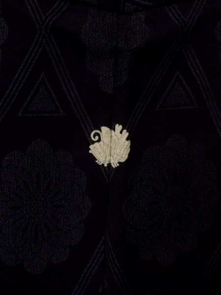 画像3: N0930F 女性用羽織  シルク（正絹） 黒, 菊 【中古】【USED】【リサイクル】 ★★☆☆☆【N0930F】 (3)