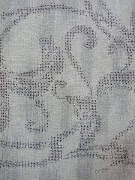 画像5: N1007H 女性用紬 小地谷紬 シルク(正絹) 淡い灰色, 唐花 【中古】【USED】【リサイクル】 ★★☆☆☆【N1007H】 (5)