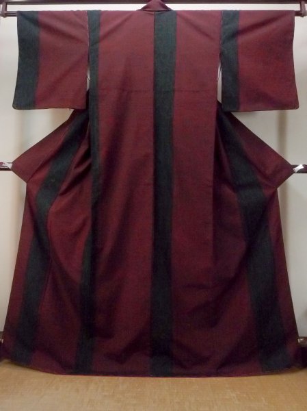 画像1: N1015F 女性用紬  シルク（正絹） 深いえんじ, 唐草 【中古】【USED】【リサイクル】 ★★★☆☆【N1015F】 (1)