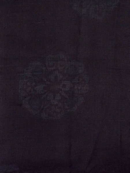 画像4: N1015H 女性用紬 石下結城紬 シルク（正絹） 黒, 唐花 【中古】【USED】【リサイクル】 ★★☆☆☆【N1015H】 (4)