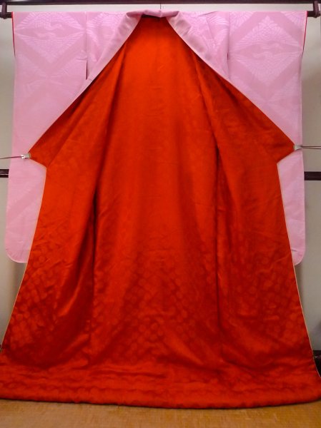 画像3: N1015K 昭和初期ごろ。アンティーク品。女性用打掛  シルク（正絹） 光沢のある桃色,  【中古】【USED】【リサイクル】 ★★☆☆☆【N1015K】 (3)