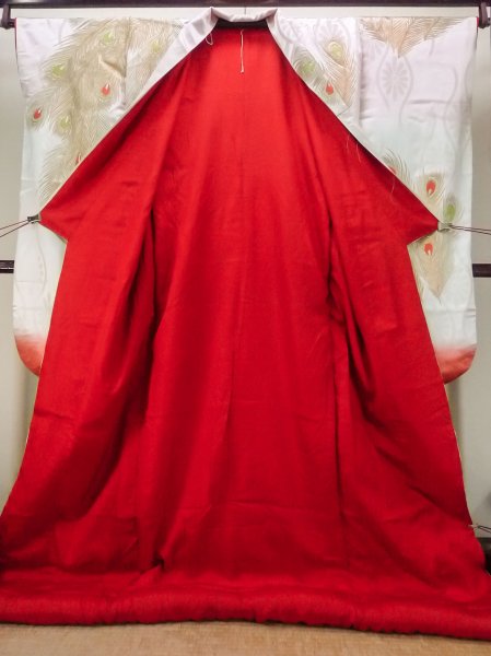 画像4: N1015L 女性用打掛  シルク（正絹） 光沢のある白, 孔雀 【中古】【USED】【リサイクル】 ★★★☆☆【N1015L】 (4)