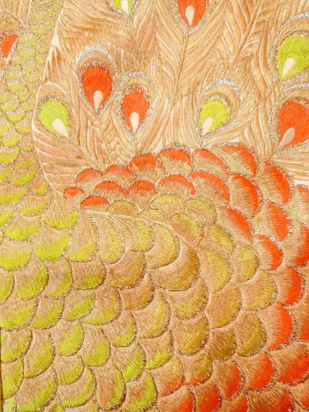 画像12: N1015L 女性用打掛  シルク（正絹） 光沢のある白, 孔雀 【中古】【USED】【リサイクル】 ★★★☆☆【N1015L】 (12)