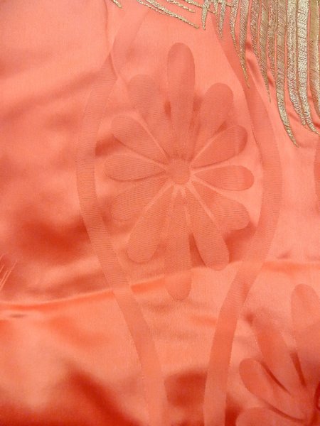 画像15: N1015L 女性用打掛  シルク（正絹） 光沢のある白, 孔雀 【中古】【USED】【リサイクル】 ★★★☆☆【N1015L】 (15)